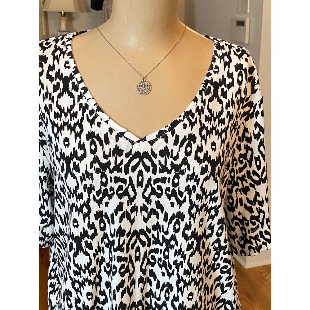 Chicos Black White Ikat Animal Print V-Neck Pima Cotton Top Size 3 XL - Picture 2 of 8